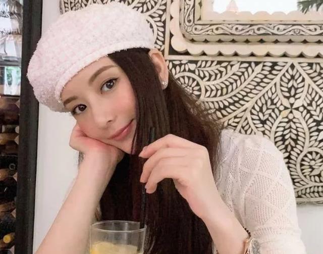 方媛晒两女儿萌照庆六一，姐姐比妹妹高半头，