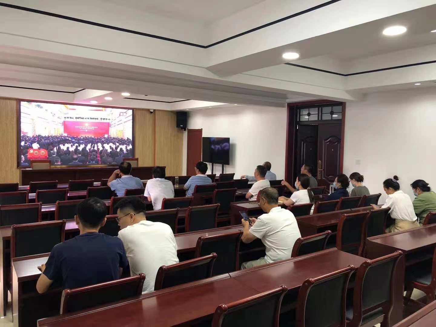 市科技局组织集中收看“七一勋章”颁授仪式