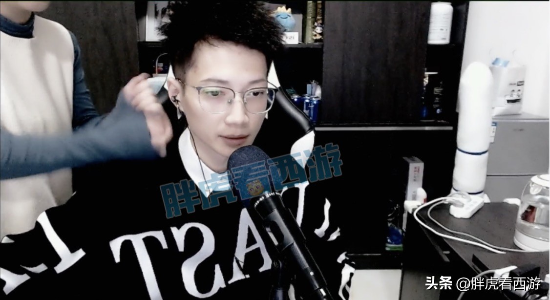 梦幻西游：蔡晓燕直播给阿金捶背，梧桐义气替老王挡可乐