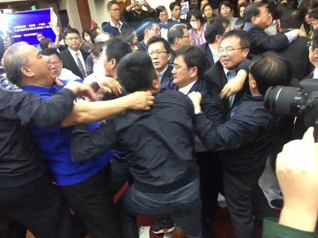 统一势不可挡！武统或许还不到时候，但政经促统却可先行开始