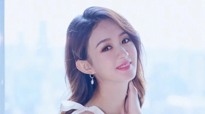 本是赵丽颖替身，却趁颖宝怀孕时疯狂接戏，成