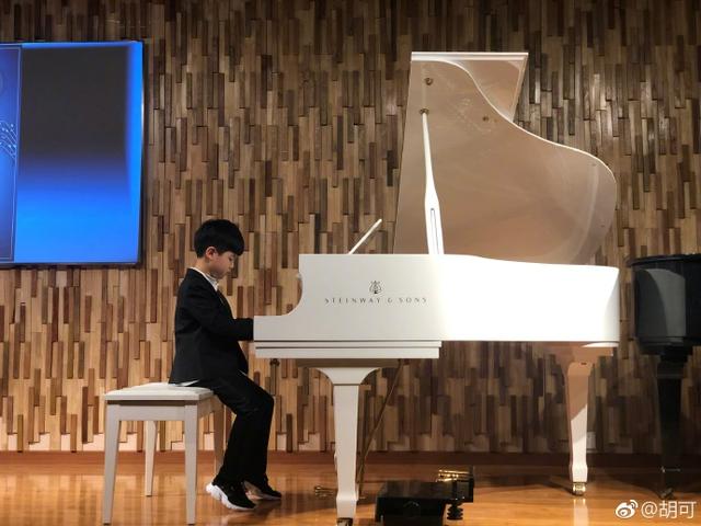 曾經因為練彈鋼琴被難為得哭現在的安吉都能在舞台上表演了