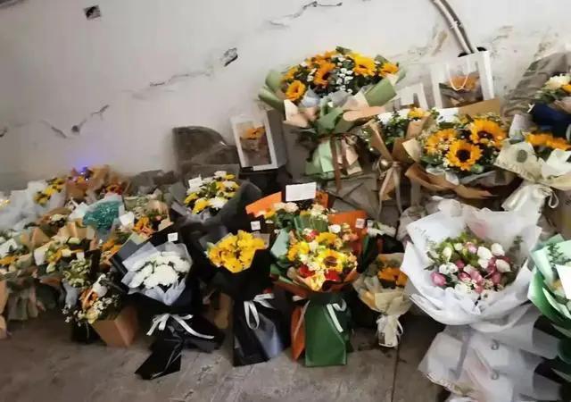 圣母心！流浪德牧犬咬人被8枪击毙，爱狗人士组团悼念鲜花堆如山