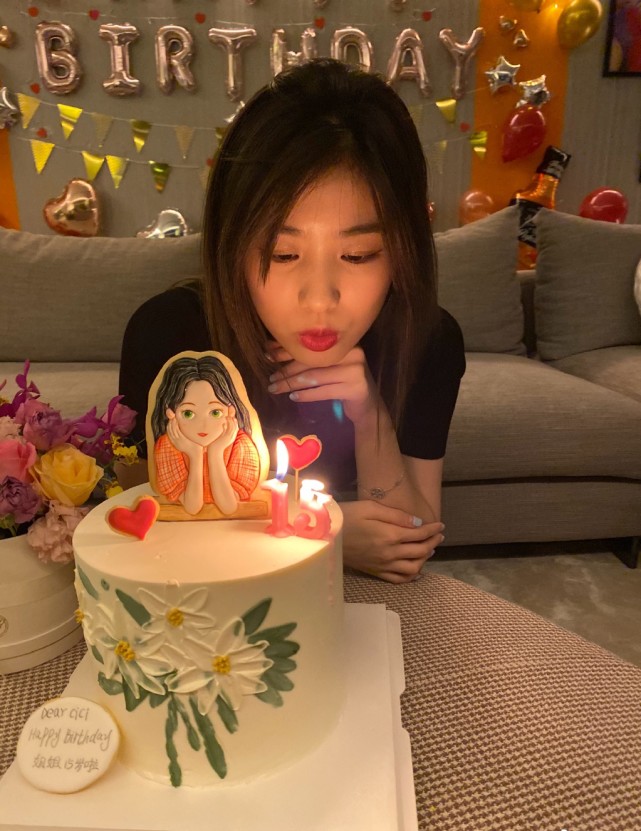 汪峰大女儿近照，15岁的小苹果初显女神范，长发披肩红唇惊艳