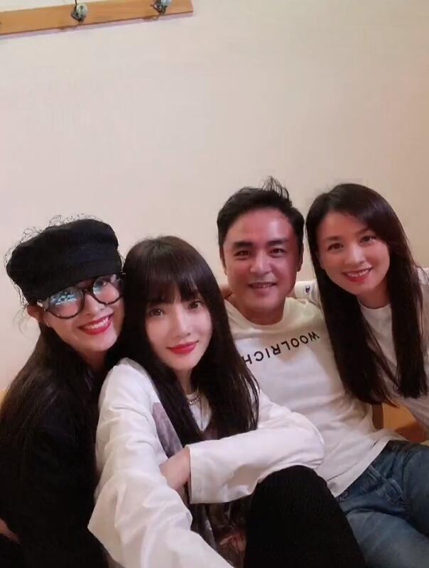 李小璐2020年终笔记，晒父母和女儿，秀闺蜜，只字不提贾乃亮