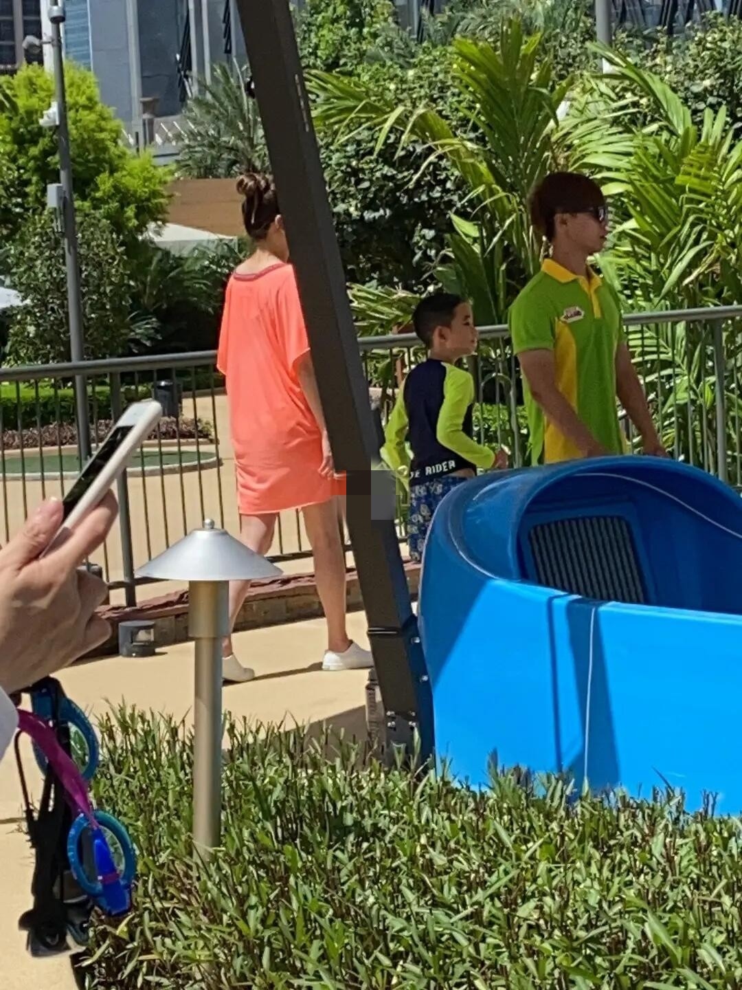 应采儿带儿子现身水上乐园，Jasper身材精瘦，侧脸神似陈小春