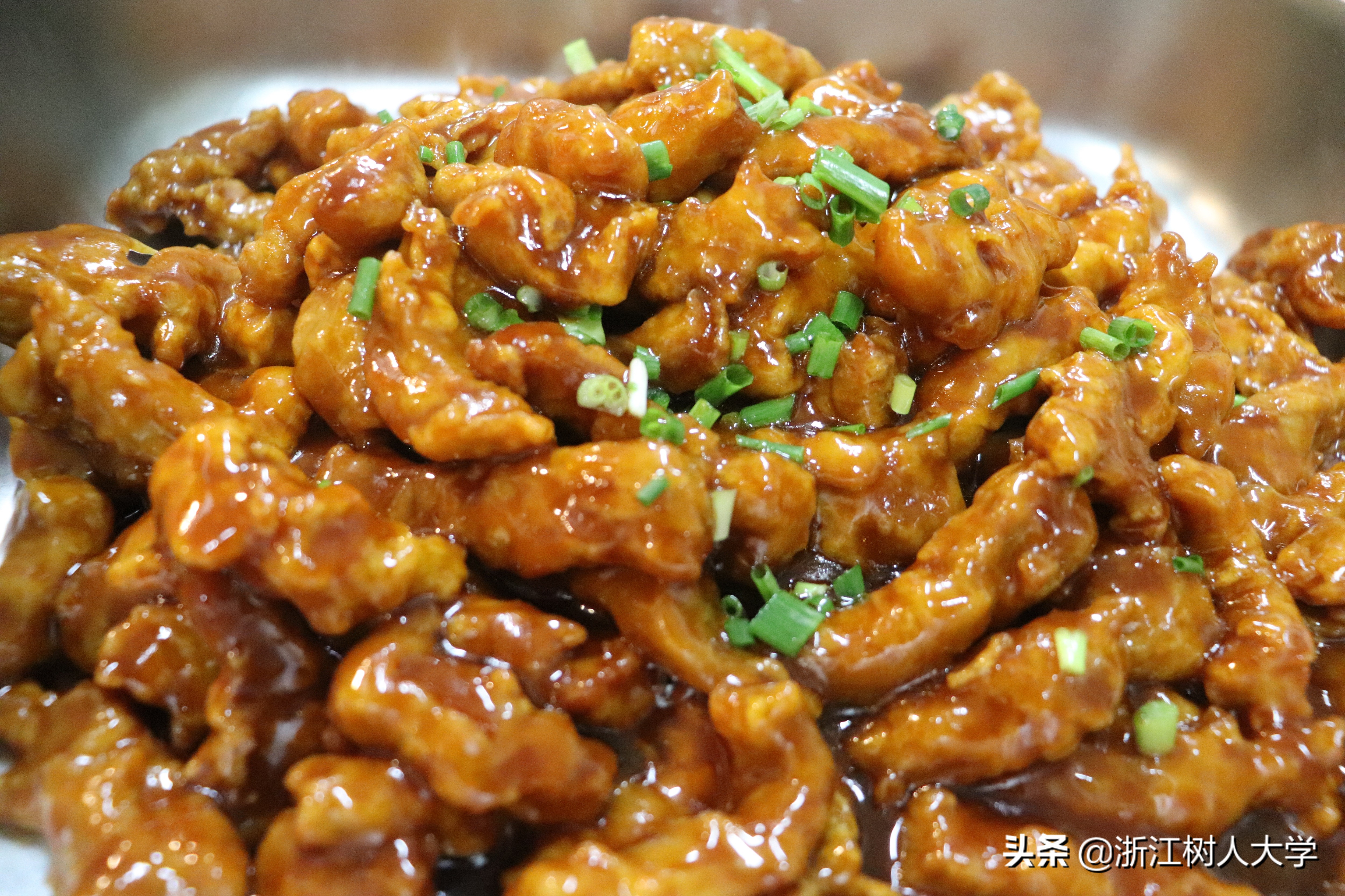 糖醋里脊、葡萄鱼、辣子鸡！刚毕业，就有点想念母校的食堂了