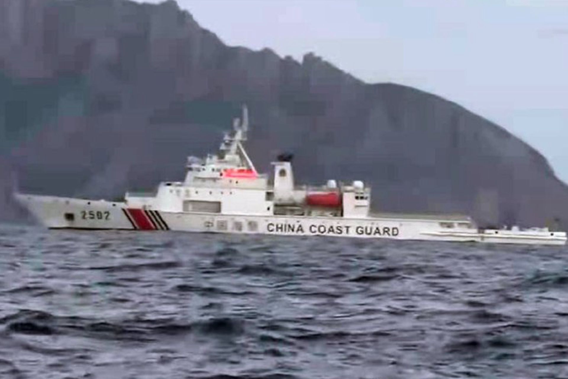 日本通过开火法案后，又来挑事，逼中国开火？中国海警船亮剑