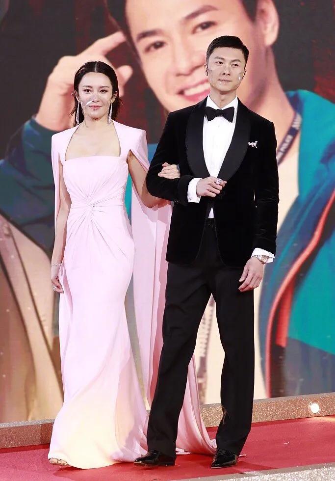 陳豪參加頒獎禮堪稱最佳防疫，3歲女兒看直播隔著屏幕對爸爸撒嬌