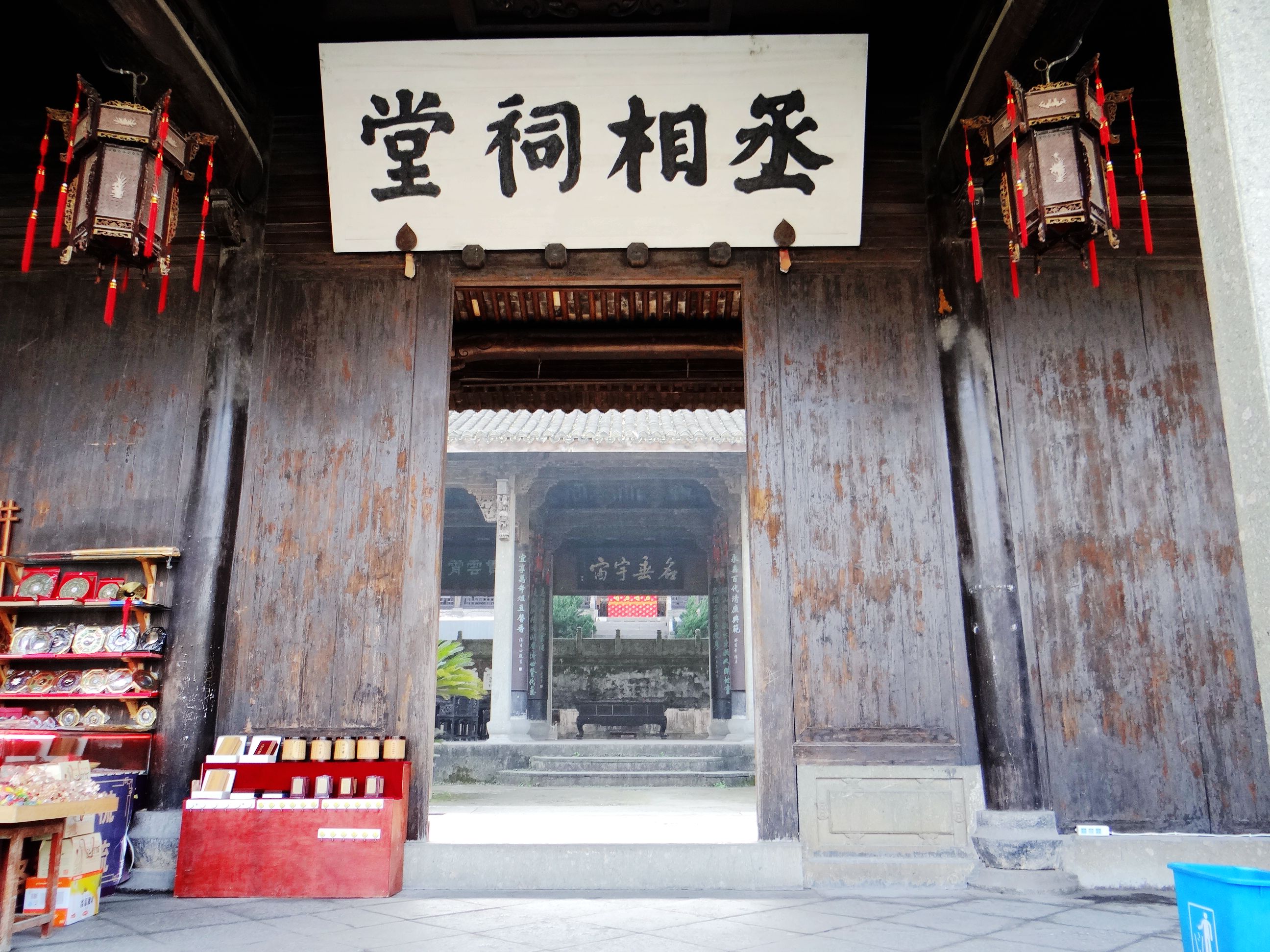 诸葛八卦村构建神奇，后世子孙多以医药为业，这是为了什么原因？