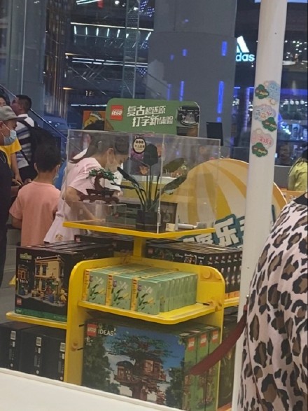 田亮一家在商场被偶遇，森碟个头高略微驼背，小亮仔爱吃糖豆