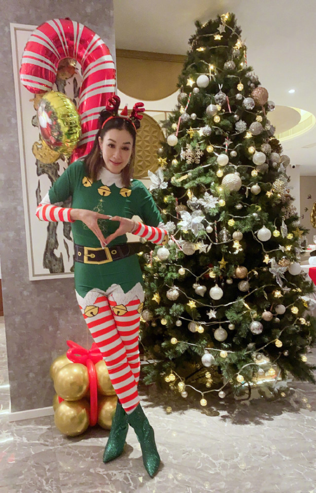 钟丽缇圣诞晒全家大合照，张伦硕扮圣诞老人与老婆热吻，画面超甜