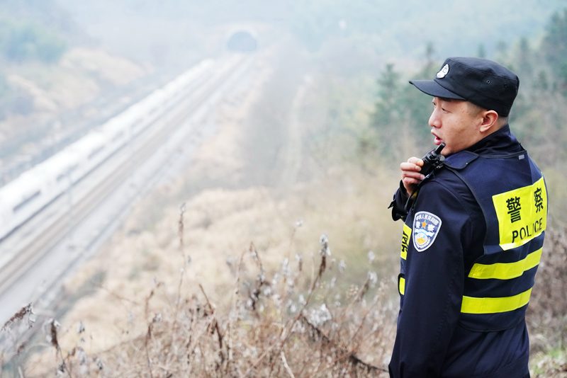 湖北小站铁警：巡线，守山