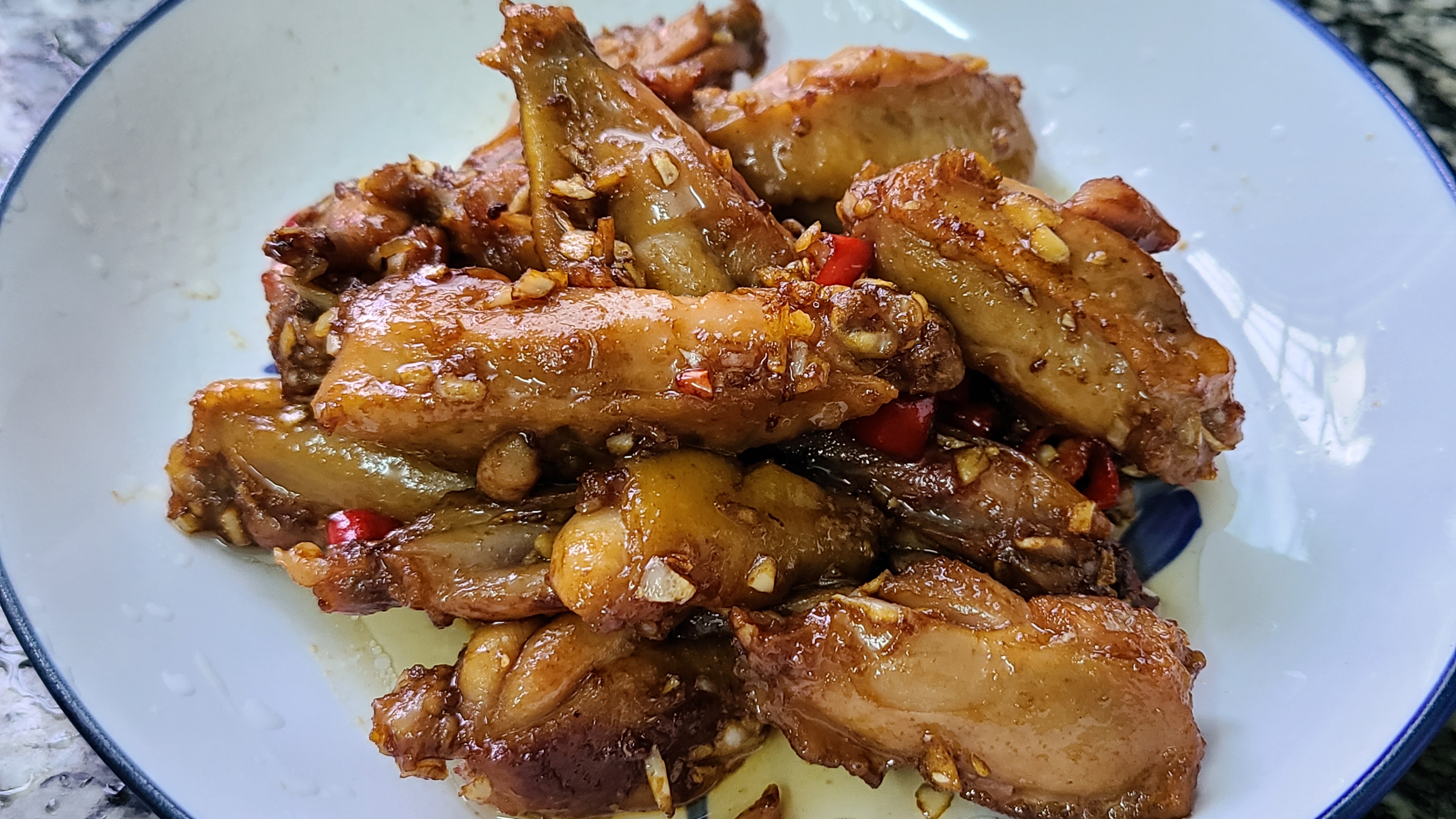 蒜香雞翅，很好吃的一道美食，學會這個家常做法，看著就想吃