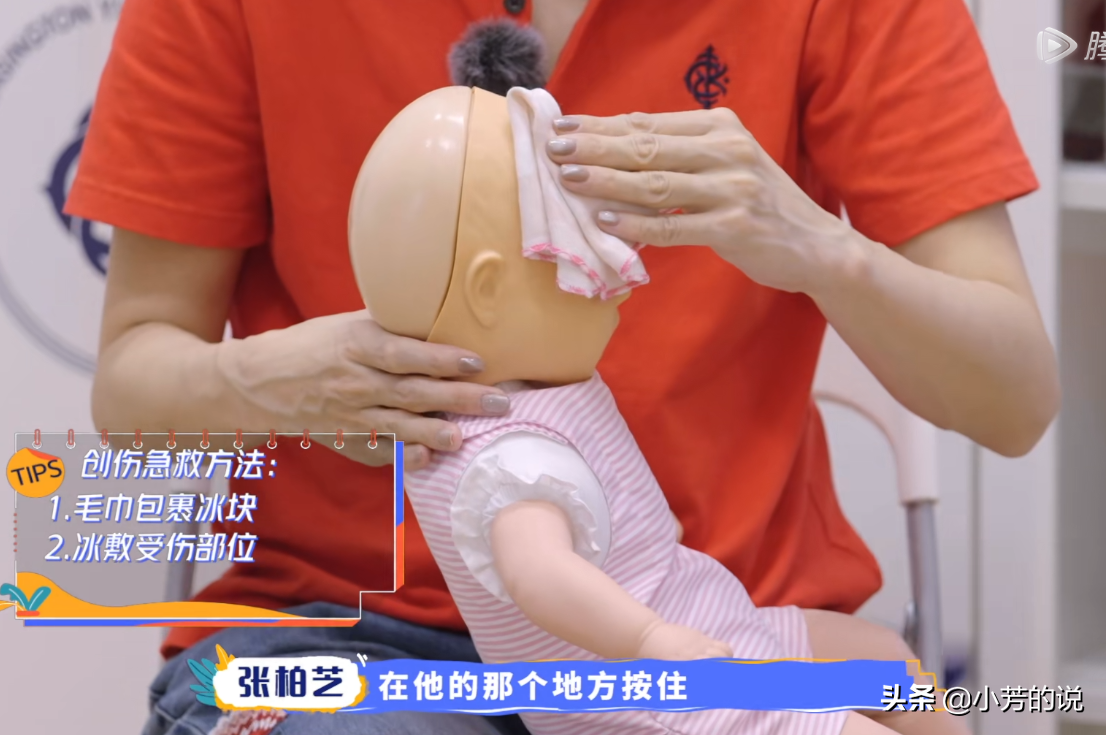 张柏芝去幼儿园看孩子，双膝跪地有耐心，妆容是对孩子最大的尊重