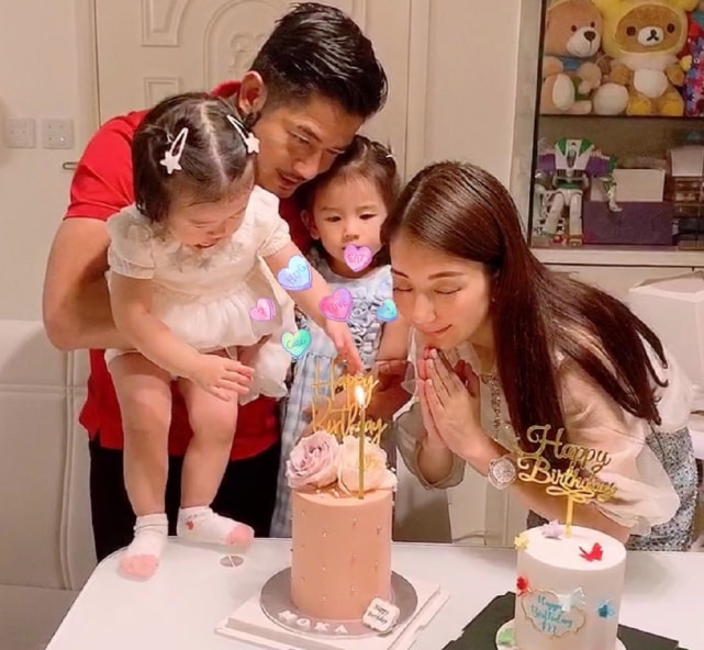 郭富城中秋节与妻女豪宅天台赏月，方媛和俩女儿穿旗袍太美了