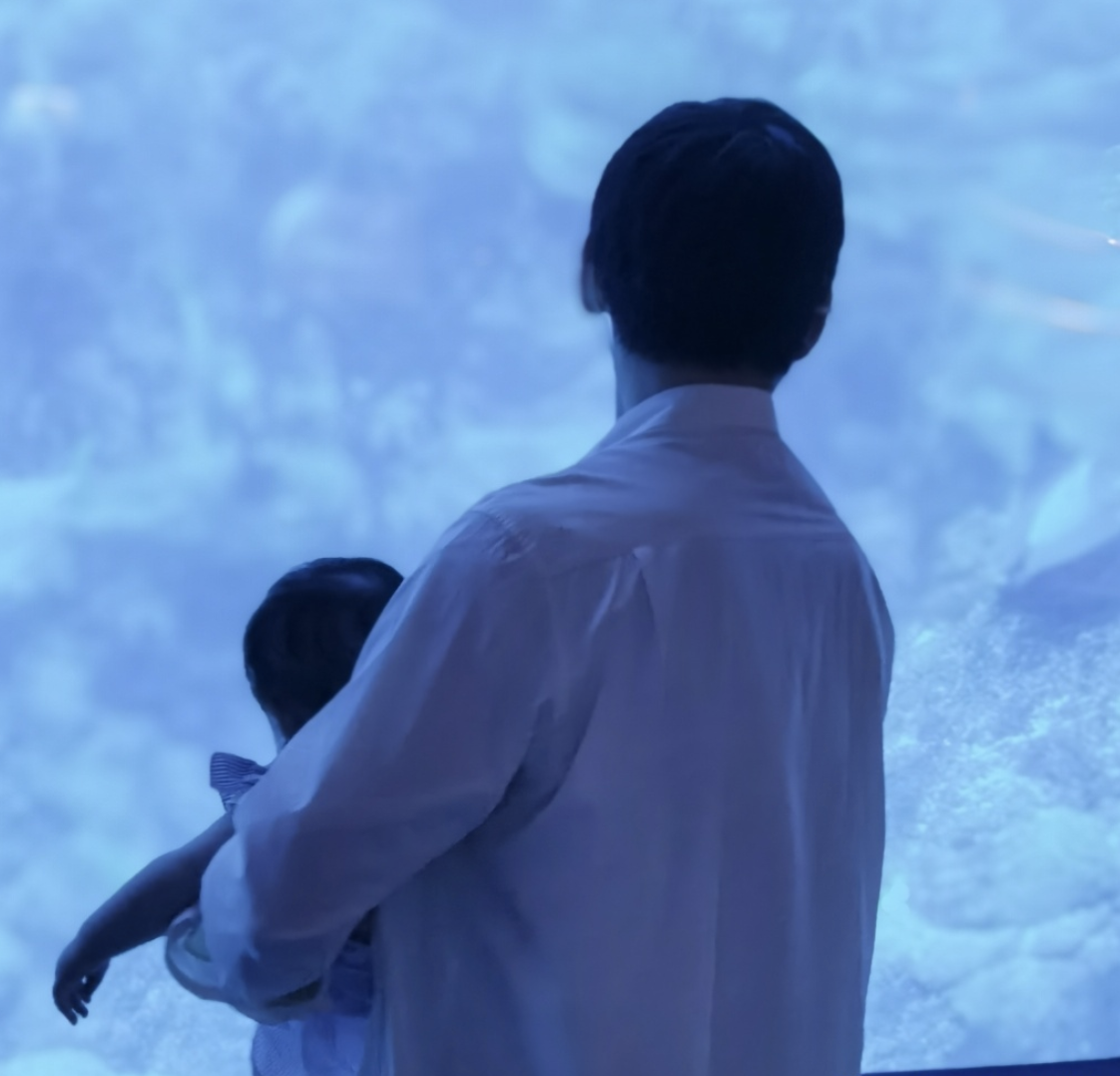 向佐溫馨全家福曝光，女兒長得像混血兒，手臂和郭碧婷手腕一樣粗