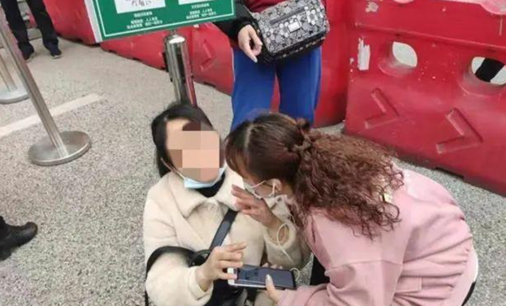 公交车行驶途中，公交车司机竟突然扔下一车乘客跑了，什么情况？