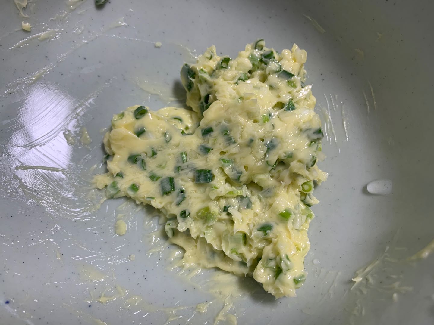 這麵包真獨特，蒜香濃郁鬆軟拉絲，吃一口就停不下來