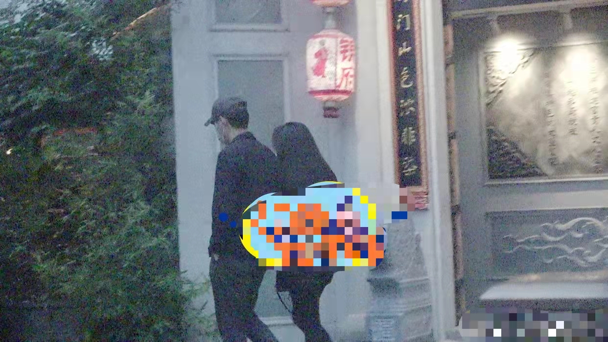 靳东与妻子罕见同框秀恩爱!手挽手同行显甜蜜