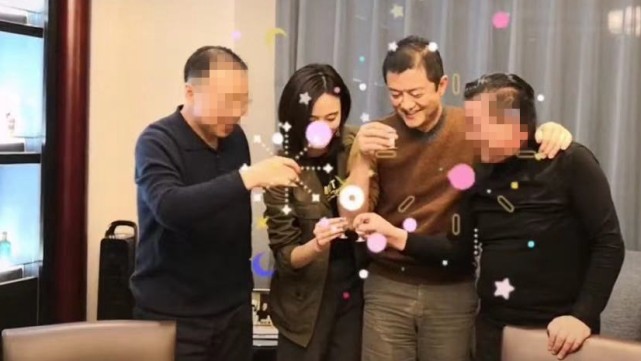 李亚鹏带新女友应酬，席间敬酒合影，这都是以