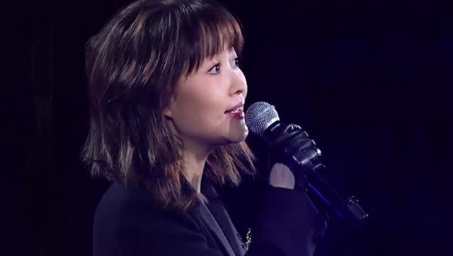 20岁出道登台春晚，事业当红却被公司雪藏了5年