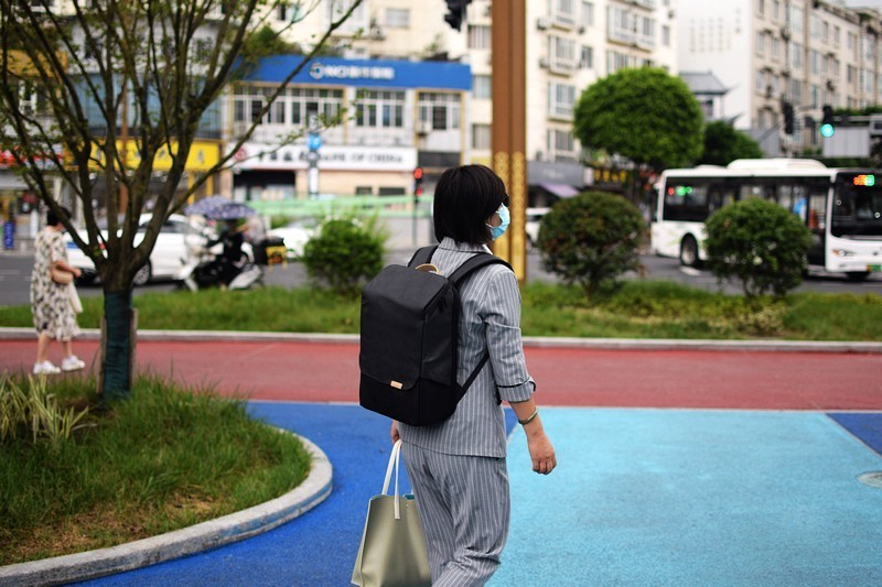 城市焦点 地平线8号零感背包