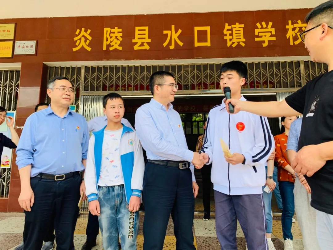 学党史,当先锋,我为群众办实事——炎陵县水口镇义诊、助学活动