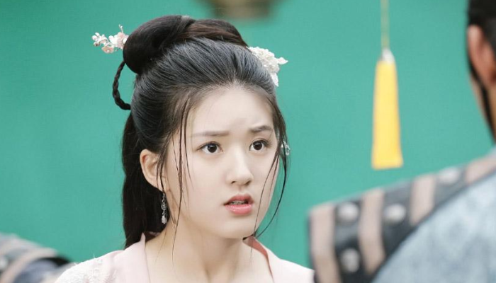 因《传闻中的陈芊芊》走红，同样是圆脸古装女