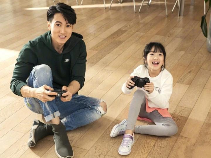 吴尊的女儿在文莱国王面前演奏大提琴，独立勇