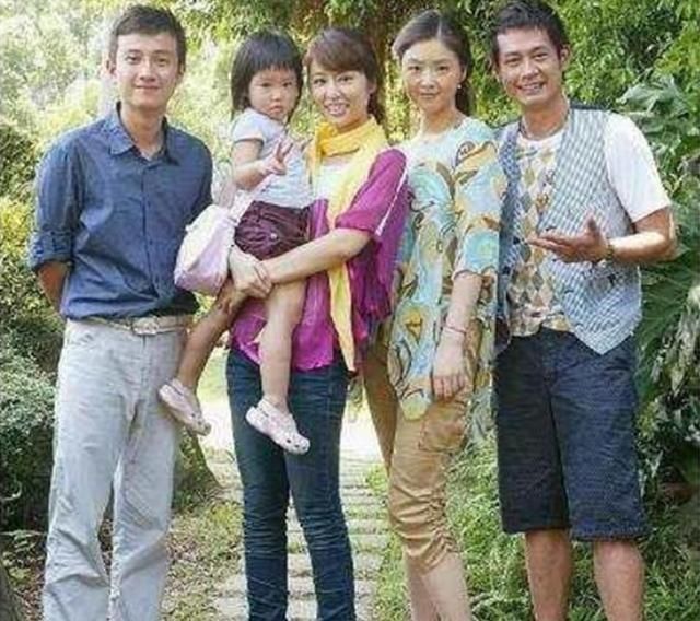 文章与蒋欣10年前的合影，网友：没有了美颜滤镜