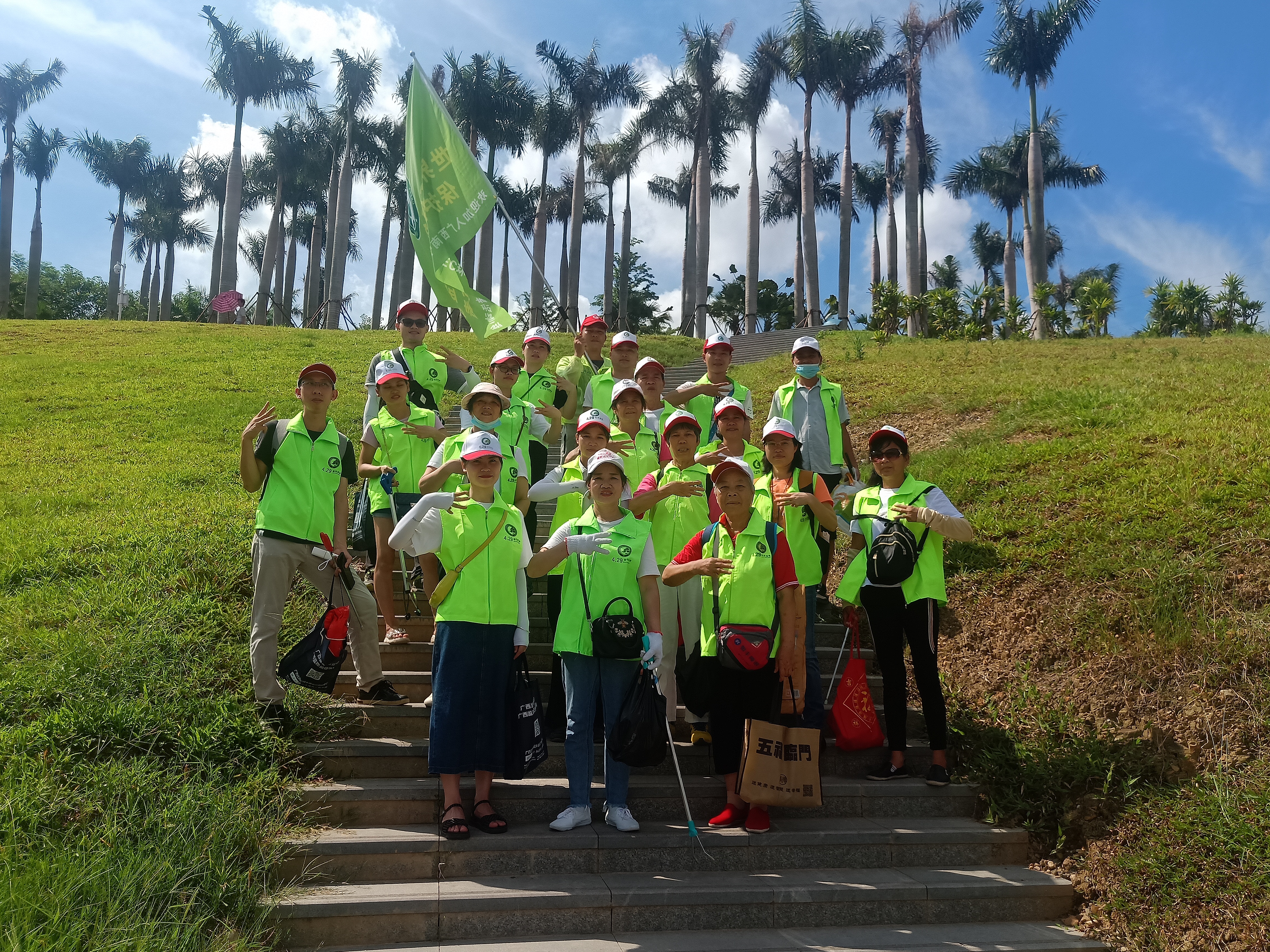 广西南宁开展环保志愿者为创建全国文明城市在行动