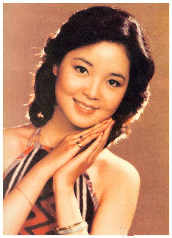 成龙与邓丽君:一个因爱生恨遗憾而终,一个鲁莽不懂珍惜悔恨终身