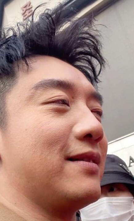 郑恺满脸细纹佟丽娅显老，看到明星真实样子你