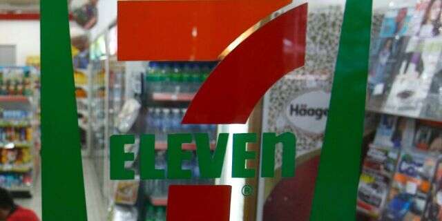 美国便利店店员提醒顾客戴口罩，竟遭其泼咖啡