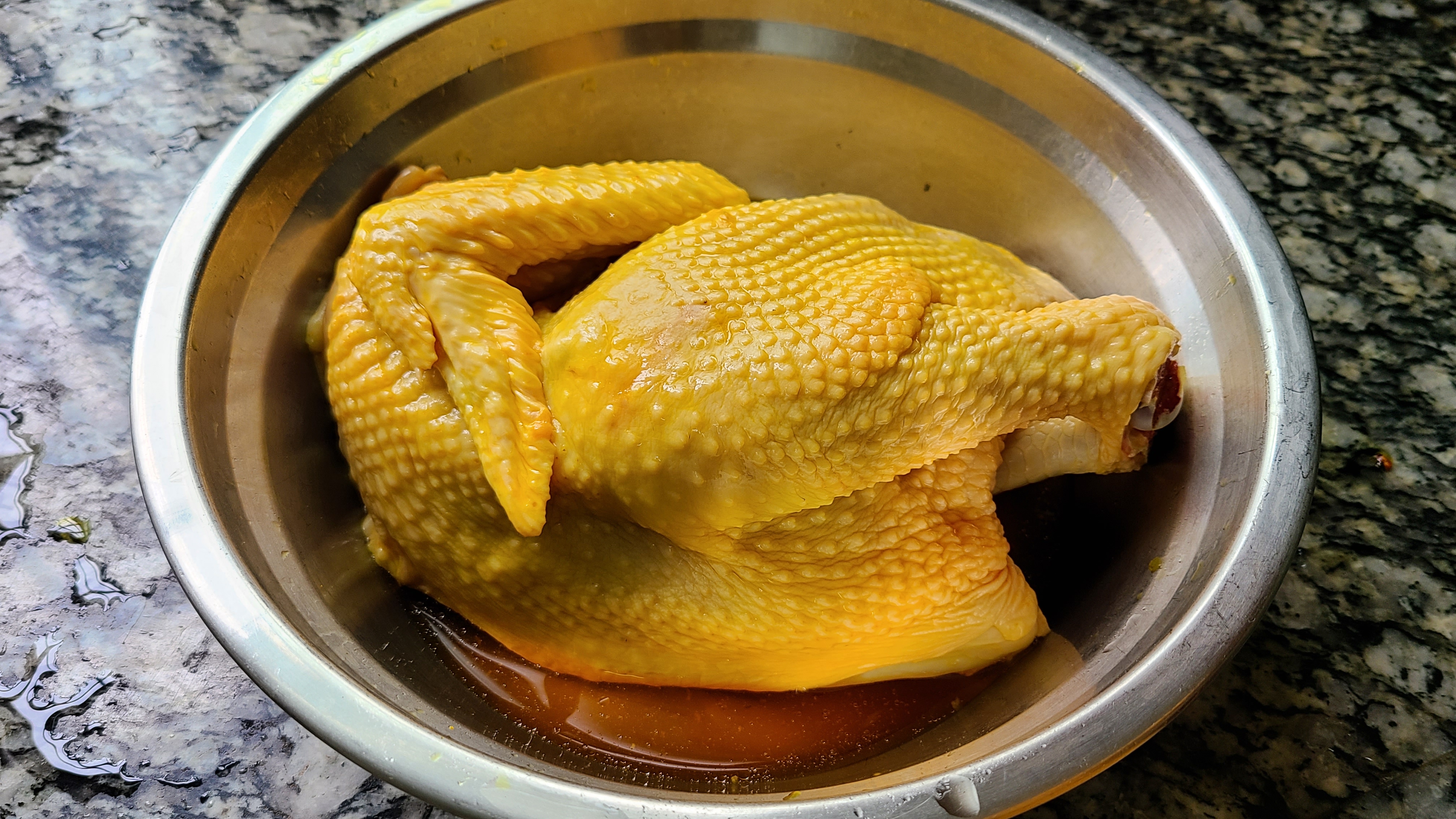 廣東電飯煲焗雞的做法，鮮香嫩滑又好吃，打開鍋蓋肚子都看餓了