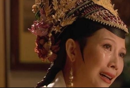 甄嬛传：皇后为何年老后戴着一朵蓝色小花？甄