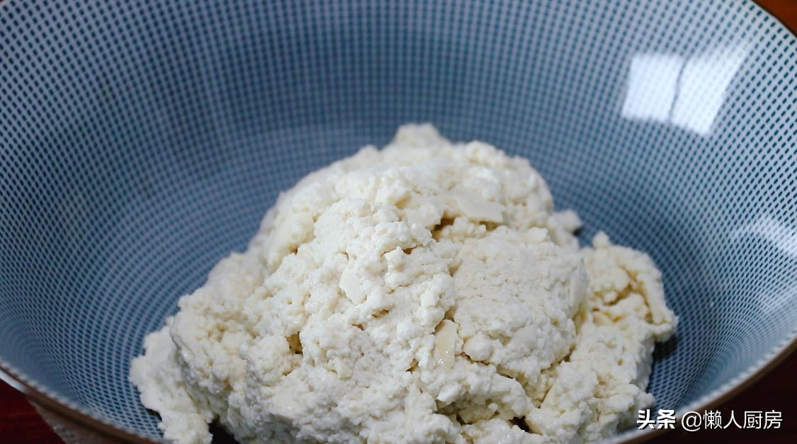 豆腐不用切，擠掉水分，比紅燒的豆腐更好吃，外脆里嫩