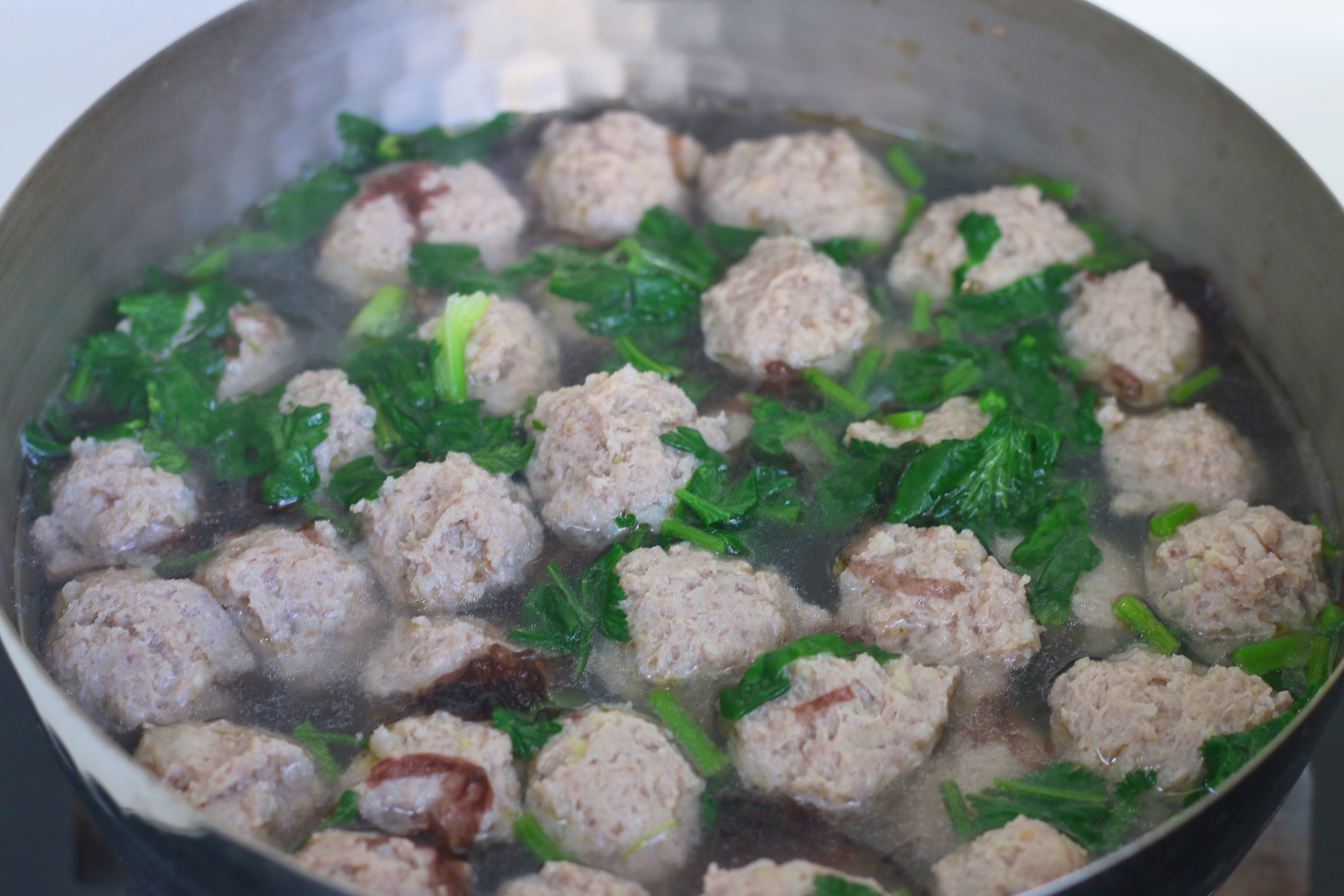 煮肉丸紫菜湯，不要加澱粉和雞精了，肉丸嫩湯鮮美，訣竅公開