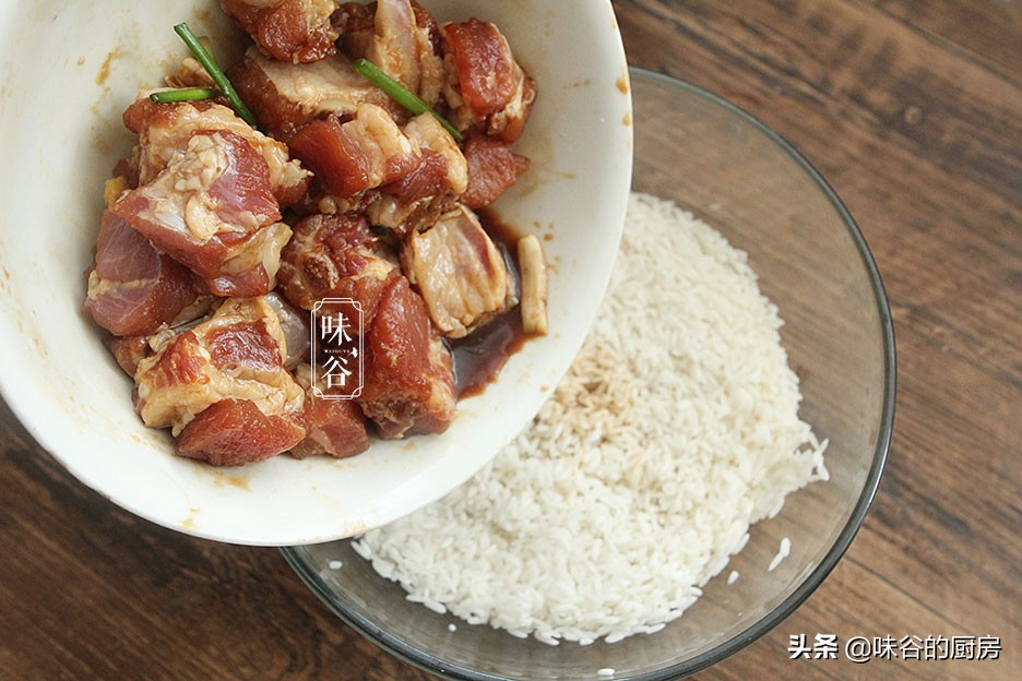 最近家人就馋这饭，裹上叶子一起蒸，清香不油腻，既是主食也是菜