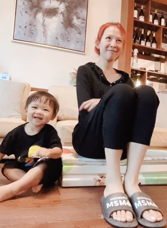 蔡少芬整蛊儿子超开心，故意推挤鱼蛋落地，高冷boy却罕见露笑容