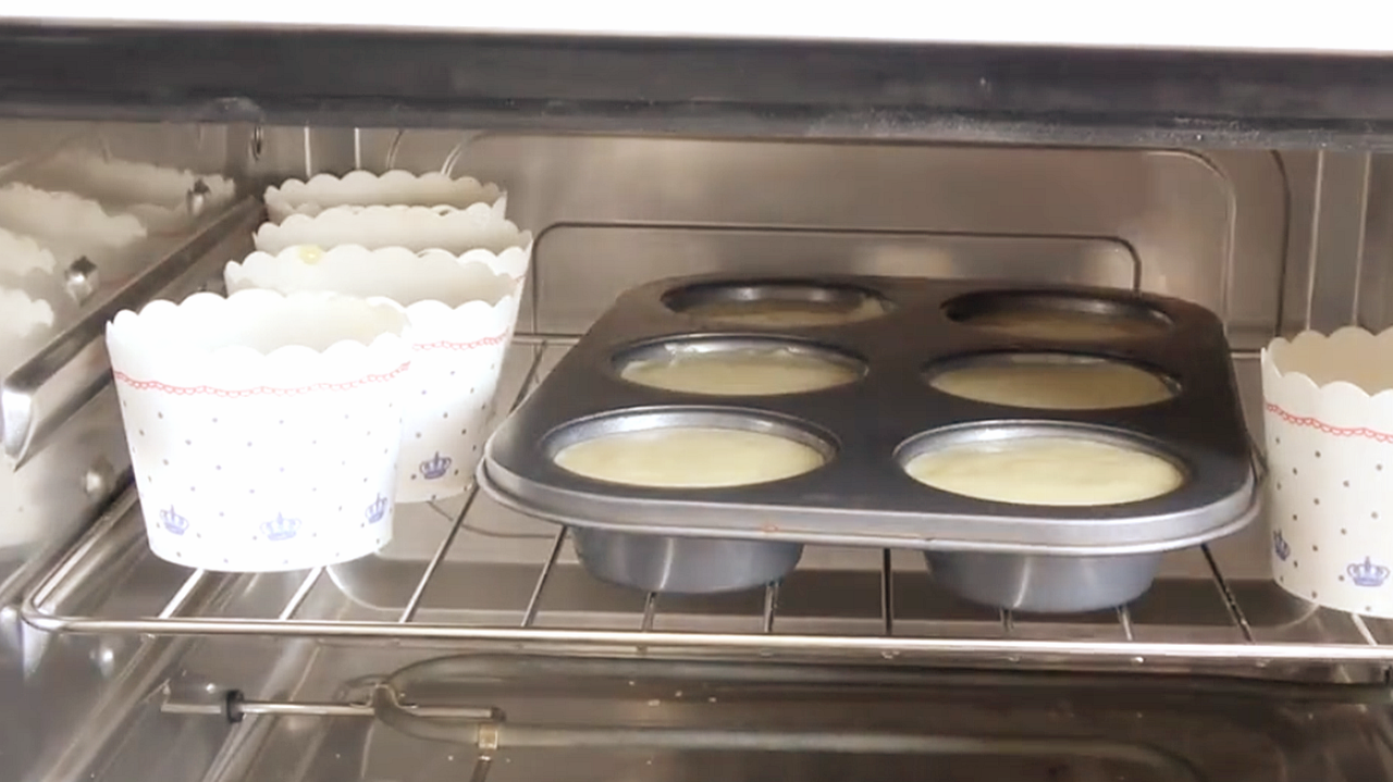 想吃小蛋糕不用買，4個雞蛋半碗麵粉，教你簡易做法，蓬鬆又香甜