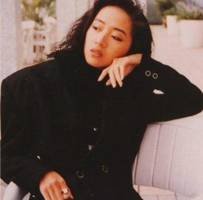 1992年，梅艳芳拒绝给黑老大唱歌被扇耳光，随后