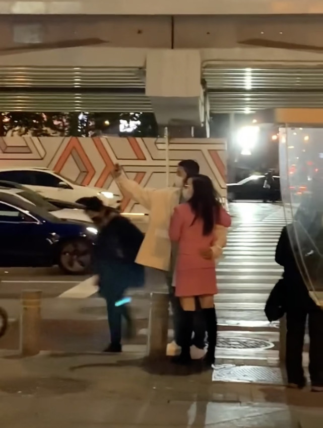 杜江陪霍思燕逛街，寒冷北京街頭相擁自拍，結婚七年如熱戀般甜蜜