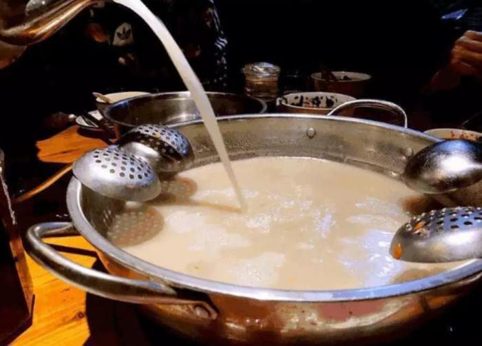 吃火锅时，服务员主动问你要不要加汤！其实是在暗示，很多人不懂