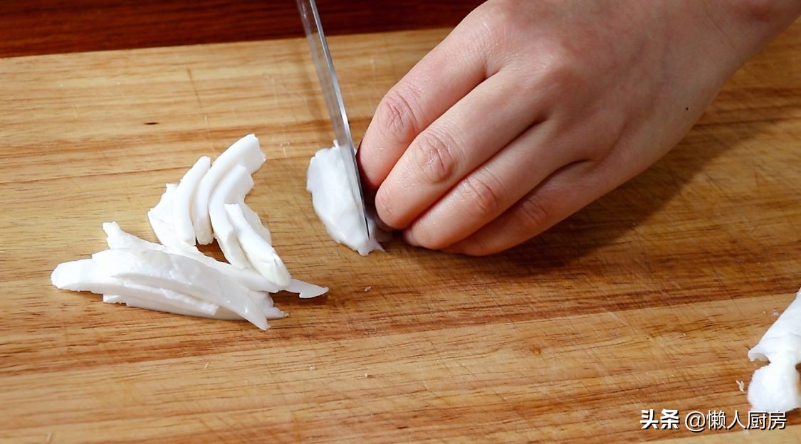 碰到這椰子別手軟，價格便宜，人人吃得起，塞進一隻雞，解饞