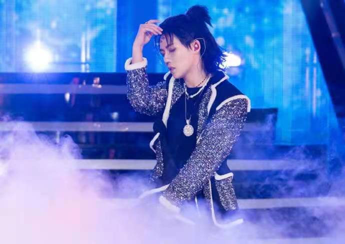 百变大咖秀不是比谁模仿得像吗？这些人太尴尬