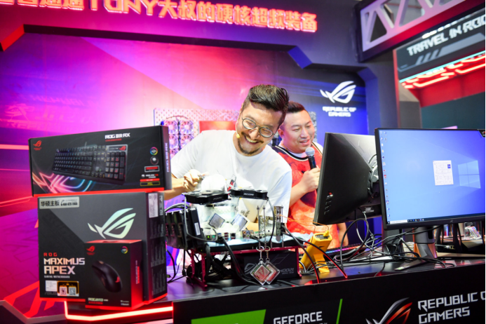 CF对抗赛+液氮超频 华硕主板引爆BW2021