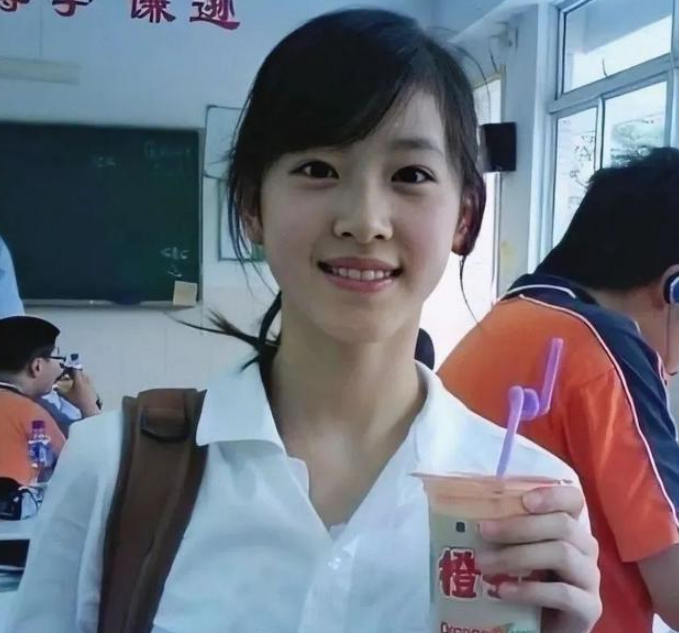 章泽天现身商界活动，代表丈夫选择投资项目，已能独当一面企业家
