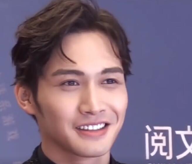 求求演员们，做烤瓷牙颜色悠着点，“夜光牙齿